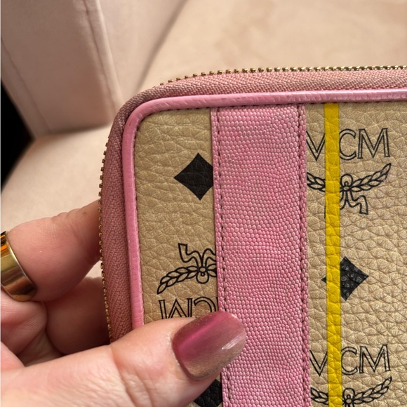 Beautiful MCM Wallet - Picture 4 of 9
